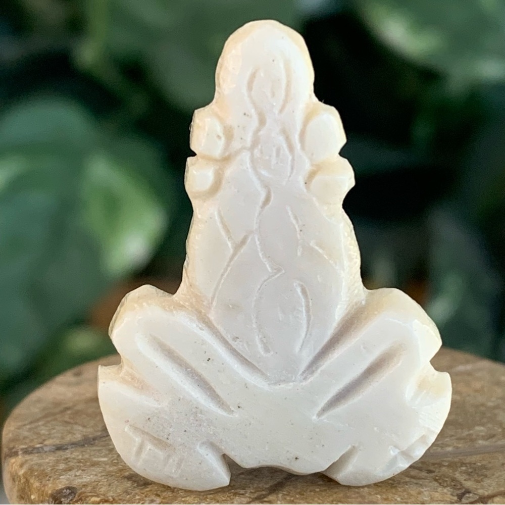 Vintage Natural Bone Bead Frog Hand Carved Fetish Animal Toad Drilled 1.3" x 1" - Picture 2 of 13